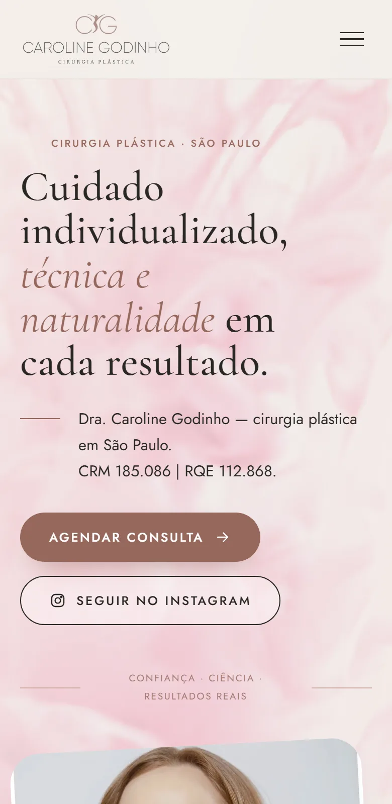 Site da cirurgiã plástica Caroline Godinho no celular